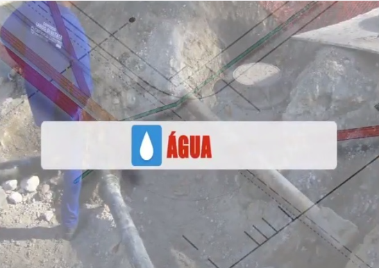 A imagem é uma composição com elementos sobrepostos. No centro, uma faixa retangular branca com bordas azuis é o ponto focal. No lado esquerdo dessa faixa, um ícone azul exibe uma gota d'água branca. À direita do ícone, a palavra "ÁGUA" é mostrada em letras maiúsculas e vermelhas. O fundo da imagem é uma mistura desfocada e transparente de várias cenas relacionadas a obras ou infraestrutura. É possível distinguir o que parece ser um trabalhador em roupas azuis no canto superior esquerdo, elementos de tubulação ou canos, e texturas que sugerem terra, pedras e concreto. Há também linhas finas que remetem a um diagrama ou planta técnica, sobrepondo-se ao fundo. O efeito geral é de camadas visuais, com o texto e o ícone em destaque.