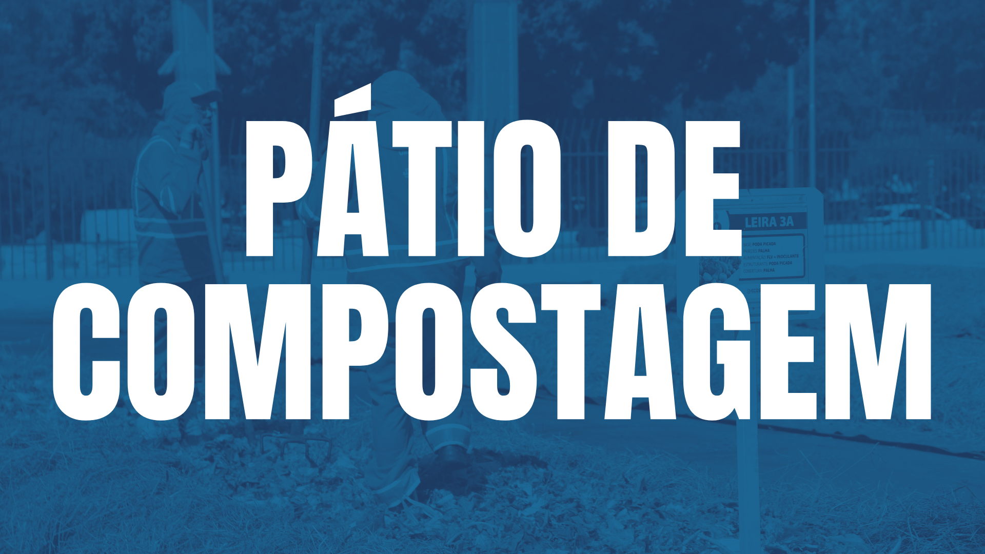 A imagem apresenta um plano de fundo em tons de azul com uma fotografia filtrada de trabalhadores em um ambiente externo, onde é possível ver ao fundo árvores e uma grade metálica. Em primeiro plano, os trabalhadores aparecem manuseando o que parece ser matéria orgânica ou palha sobre o solo. Centralizado e em grande destaque, há um texto na cor branca escrito em letras maiúsculas com uma fonte alta e robusta, distribuído em duas linhas: na linha superior lê-se PÁTIO DE e, na linha inferior, COMPOSTAGEM. À direita, há uma pequena placa de sinalização com textos técnicos parcialmente visíveis. O conjunto visual utiliza o contraste do branco sobre o azul para comunicar de forma direta uma iniciativa de gestão de resíduos orgânicos.