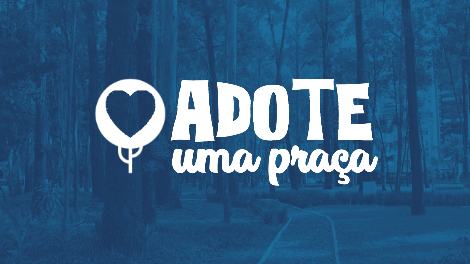 A imagem apresenta um plano de fundo em tons de azul com uma fotografia filtrada de um parque ou praça arborizada, onde se veem troncos de árvores altos, vegetação rasteira e o que parece ser um caminho ou calçada ao centro. Sobreposta a essa paisagem, no centro da imagem, há uma marca gráfica na cor branca composta por um ícone e um texto. O ícone, posicionado à esquerda, é um círculo com um coração vazado no centro, sustentado por uma linha vertical que remete ao formato estilizado de uma árvore. À direita do ícone, a palavra ADOTE está escrita em letras maiúsculas com uma fonte robusta e levemente irregular, e logo abaixo, as palavras 