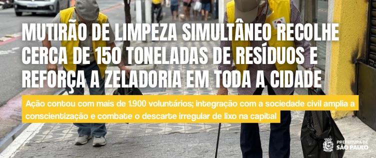 Card informativo horizontal com uma fotografia de fundo e textos sobrepostos. A imagem mostra dois homens idosos atuando como voluntários em uma calçada de pedras portuguesas. Eles vestem coletes amarelos e carregam sacos de lixo pretos enquanto realizam a limpeza da via. No centro da imagem, em letras grandes e brancas, lê-se o título: 