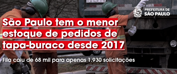 Uma imagem publicitária da Prefeitura de São Paulo. A foto mostra dois trabalhadores de macacão laranja e capacete com fones de ouvido. O trabalhador à esquerda está de costas, com uma ferramenta na mão. O trabalhador à direita, com um capacete na cabeça, está inclinado sobre a caçamba de um caminhão de lixo.  No lado direito superior, o brasão e a logo da Prefeitura de São Paulo.  No centro da imagem, um texto em letras brancas com fundo vermelho diz: 