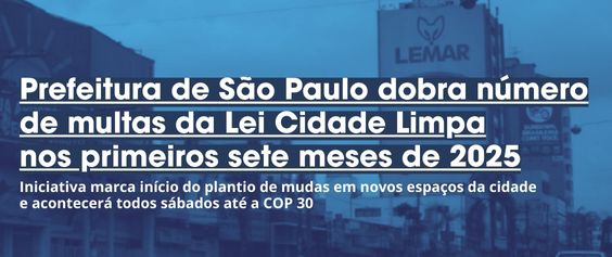 A imagem, com filtro azul, mostra prédios e uma rua movimentada. Um outdoor da empresa 