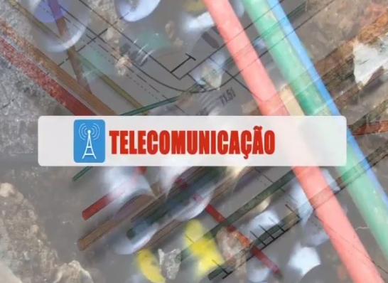 A imagem apresenta uma sobreposição de elementos visuais. No centro, há uma faixa retangular branca com bordas azuis. No lado esquerdo dessa faixa, um ícone azul mostra uma torre de transmissão com ondas de sinal. À direita do ícone, em letras maiúsculas e vermelhas, lê-se "TELECOMUNICAÇÃO". O fundo da imagem é composto por uma mistura desfocada e transparente de vários itens, incluindo o que parecem ser cabos coloridos (rosa, verde e azul), alguns componentes eletrônicos ou pedaços de equipamento, e possíveis diagramas ou plantas técnicas com linhas e números. Há também texturas que sugerem superfícies ásperas, como concreto ou pedras, no canto inferior esquerdo. O efeito geral é de várias camadas de imagens com diferentes níveis de opacidade.